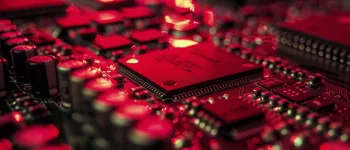 Nahaufnahme eines Computer-Motherboards in roter Beleuchtung, symbolisiert die OpenSSH RCE Schwachstelle CVE-2024-6387 und ihre Bedrohung für IT-Infrastrukturen.